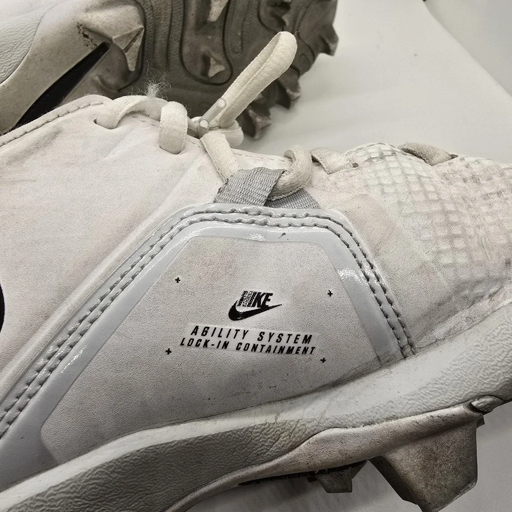 Nike 6Y White FastFlex Alpha Cleats Youth‎ Boy or Girl 6Y -CV0581-109